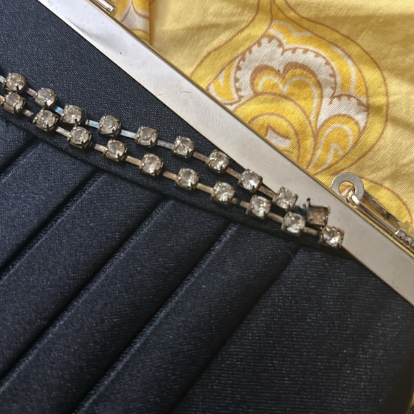 Bijoux Terner ELEGANT Rhinestone Accent Kiss Lock Evening Bag - Picture 8 of 8